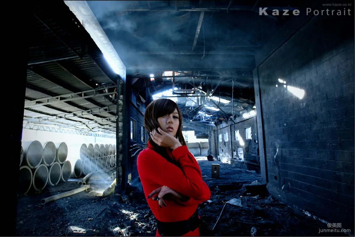韩国模特黄美姬《废墟里的红衣美女》写真集5