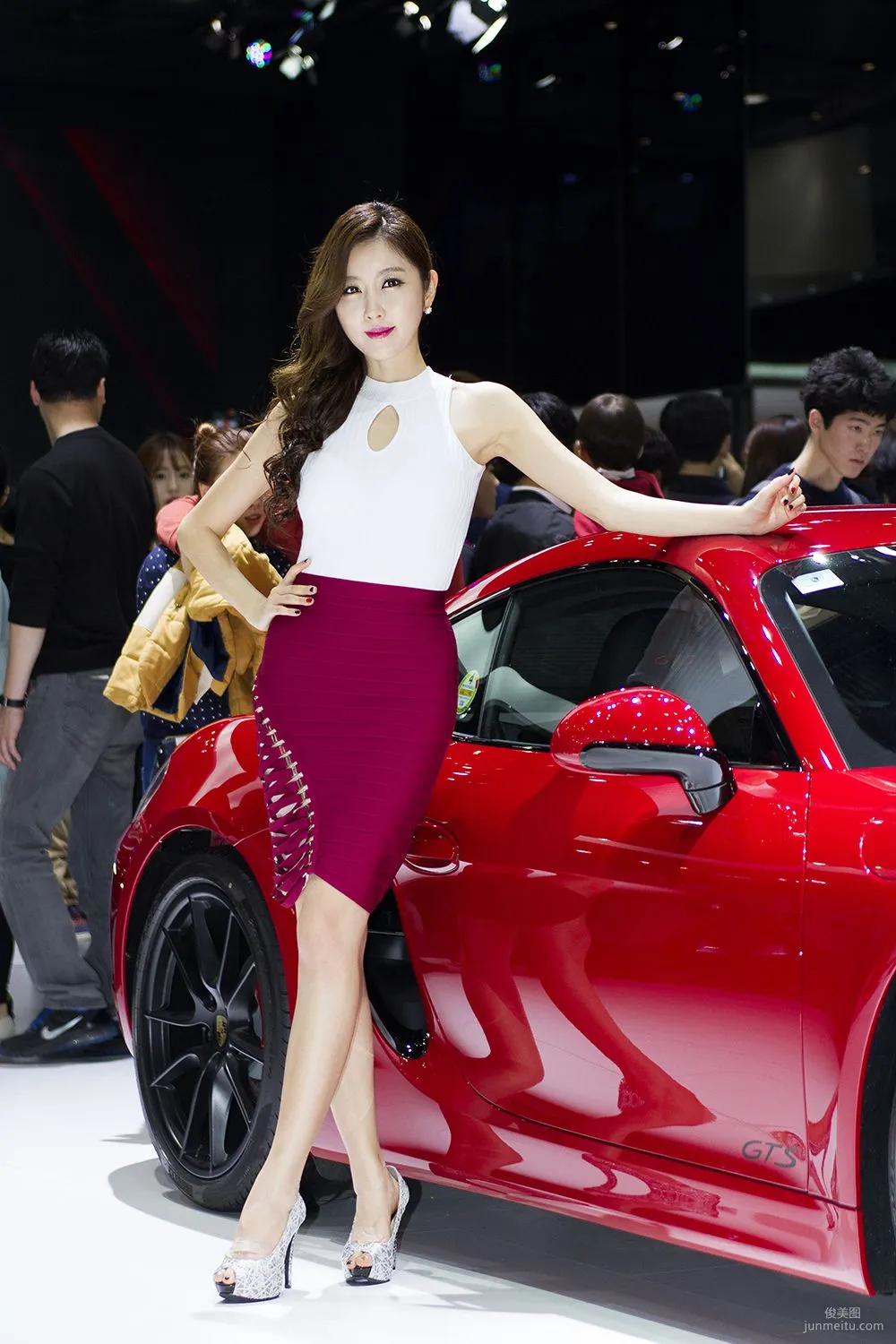 韩国车模崔星雅/崔星儿《车展红色套裙系列》图片合辑10