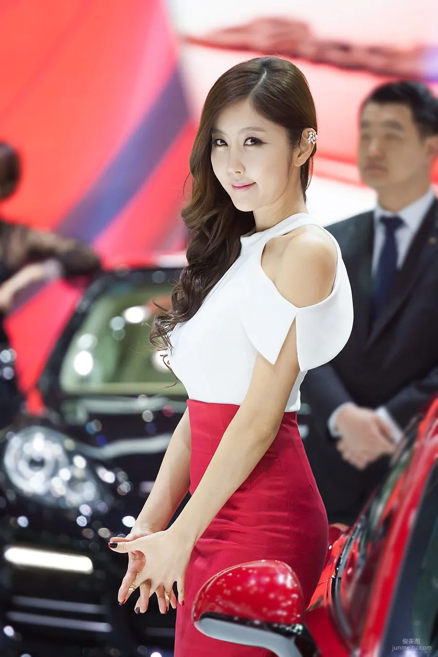 韩国车模崔星雅/崔星儿《车展红色套裙系列》图片合辑33