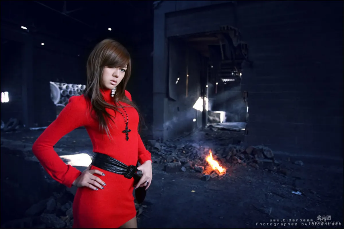 韩国模特黄美姬《废墟里的红衣美女》写真集32