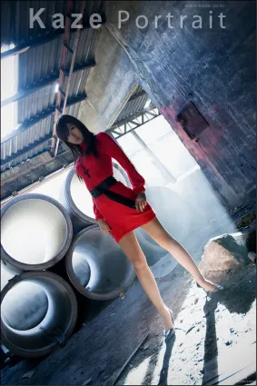 韩国模特黄美姬《废墟里的红衣美女》写真集