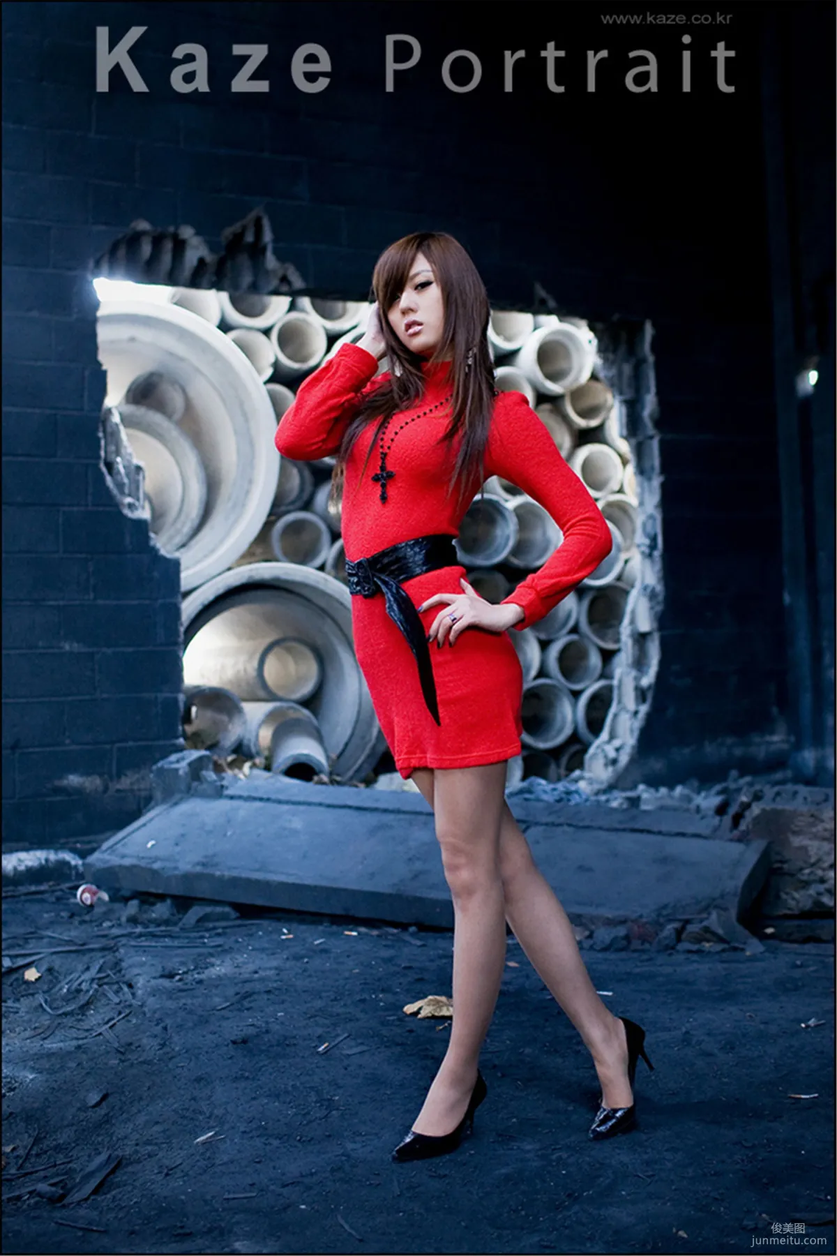 韩国模特黄美姬《废墟里的红衣美女》写真集21