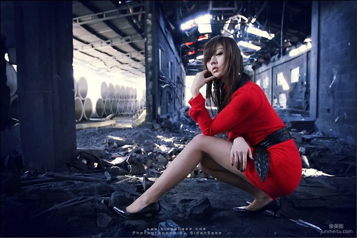 韩国模特黄美姬《废墟里的红衣美女》写真集34