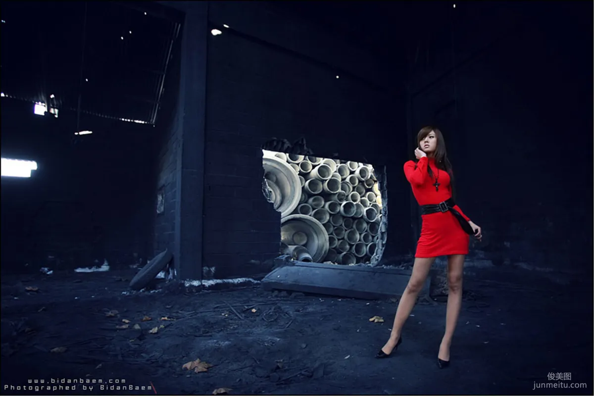 韩国模特黄美姬《废墟里的红衣美女》写真集36