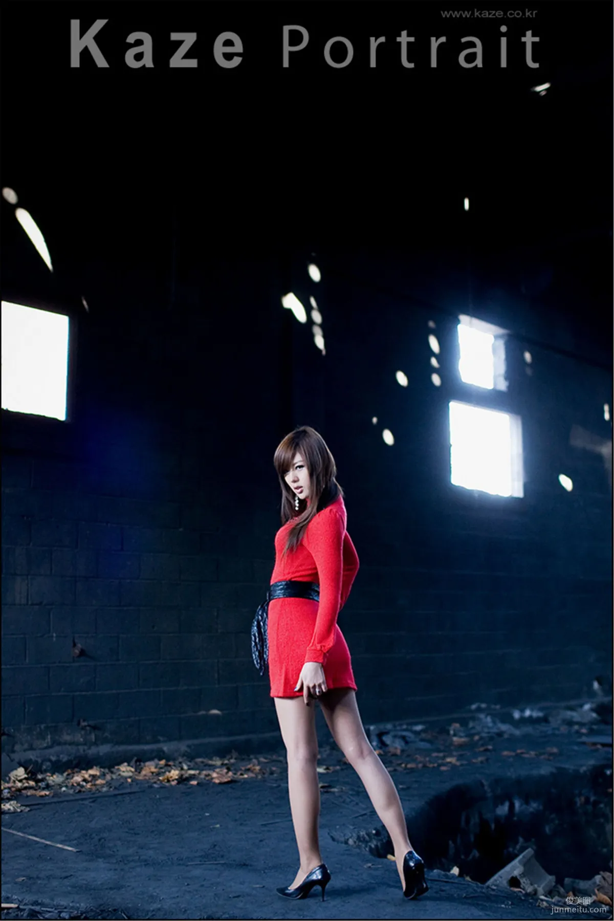 韩国模特黄美姬《废墟里的红衣美女》写真集30