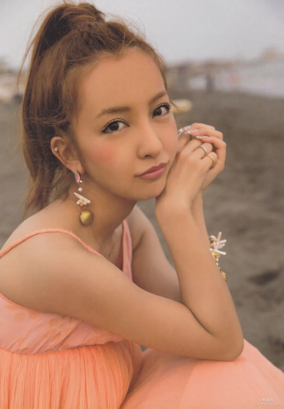 板野友美 AKB48卒業記念《Tomochin ともちん》写真集  21