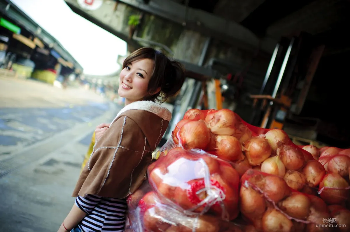 台湾果子MM《萬華果菜市場街拍》写真集32