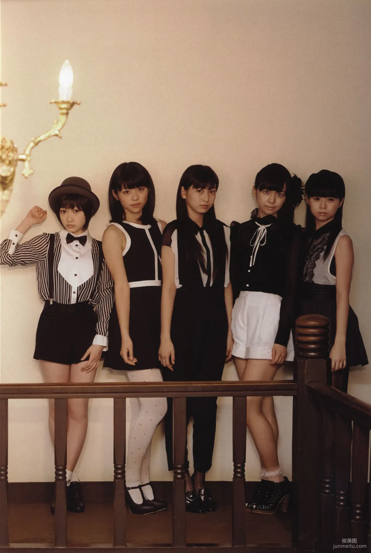 日本美少女组合Juice=Juice《OFFICIAL PHOTO BOOK》写真集43