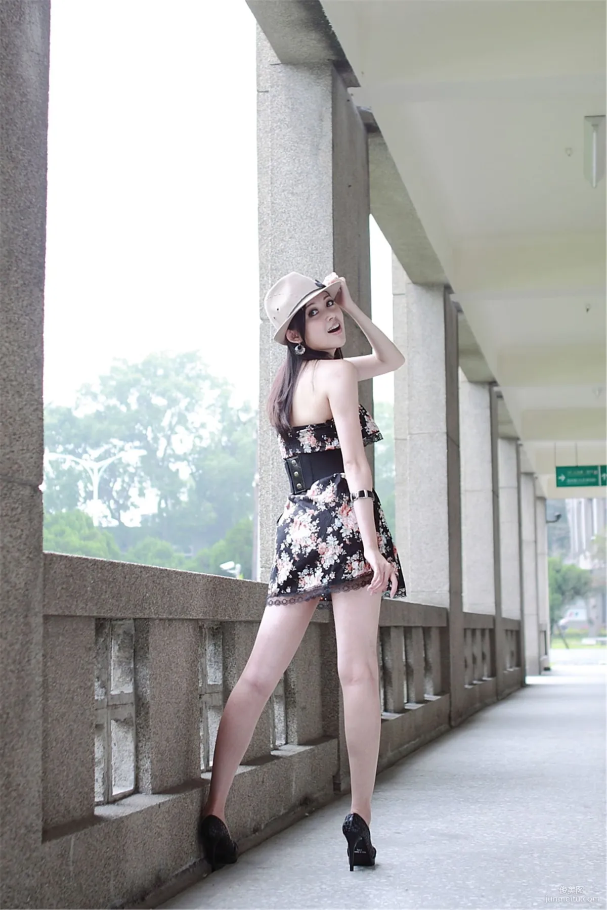 台湾模特Avy杜可薇《时尚连衣裙街拍》写真集3