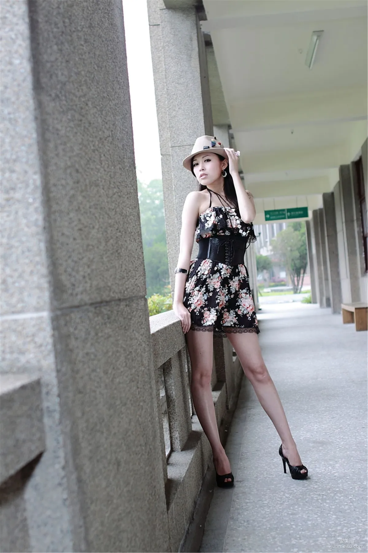 台湾模特Avy杜可薇《时尚连衣裙街拍》写真集1