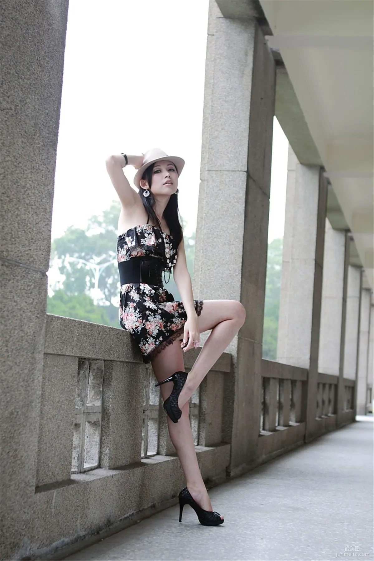 台湾模特Avy杜可薇《时尚连衣裙街拍》写真集6