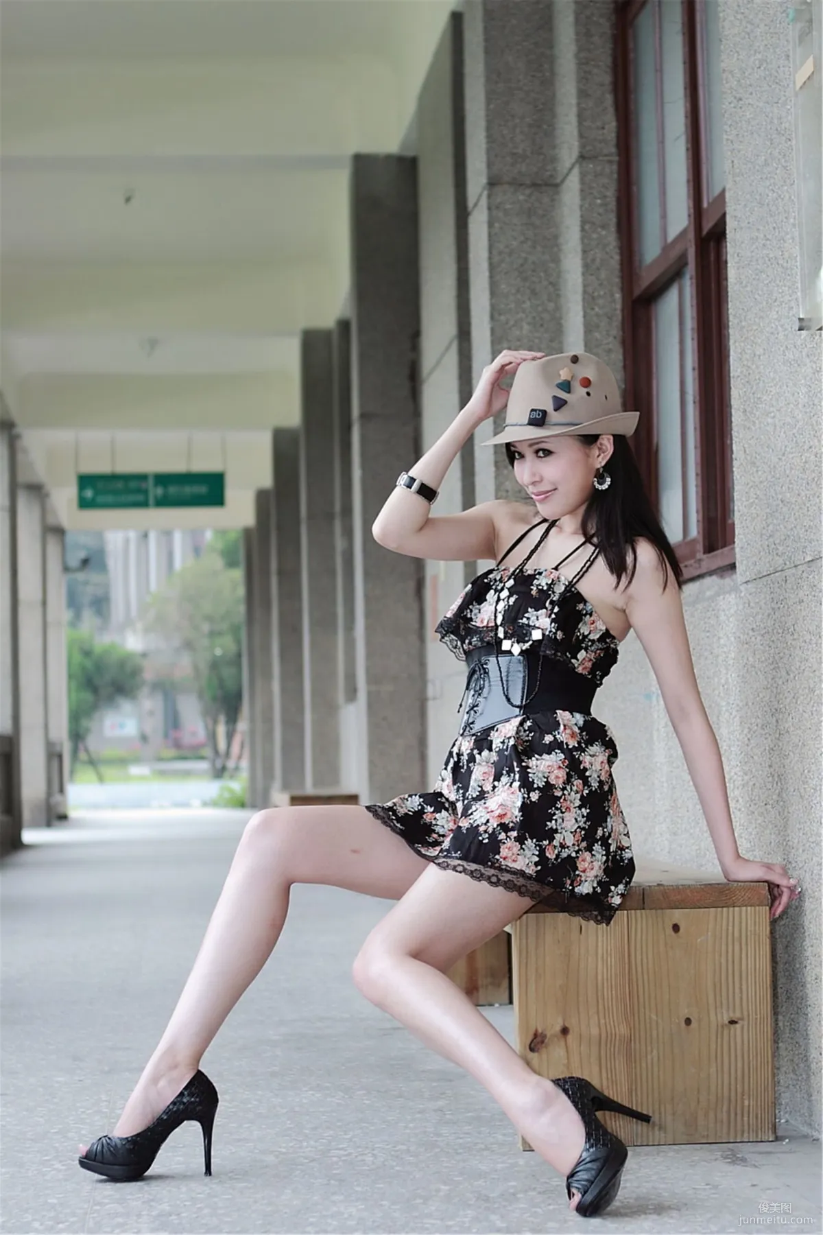 台湾模特Avy杜可薇《时尚连衣裙街拍》写真集5