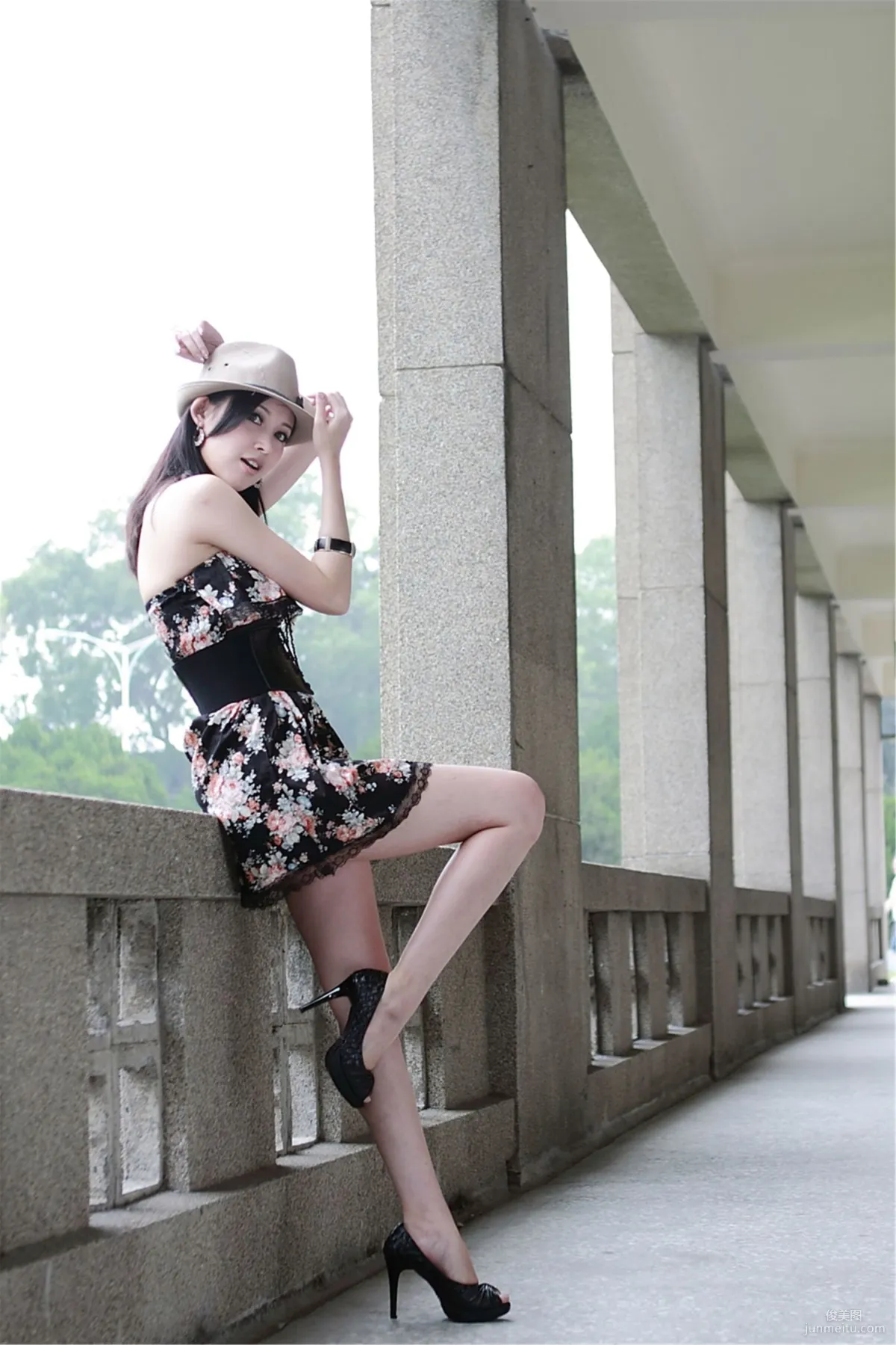 台湾模特Avy杜可薇《时尚连衣裙街拍》写真集8