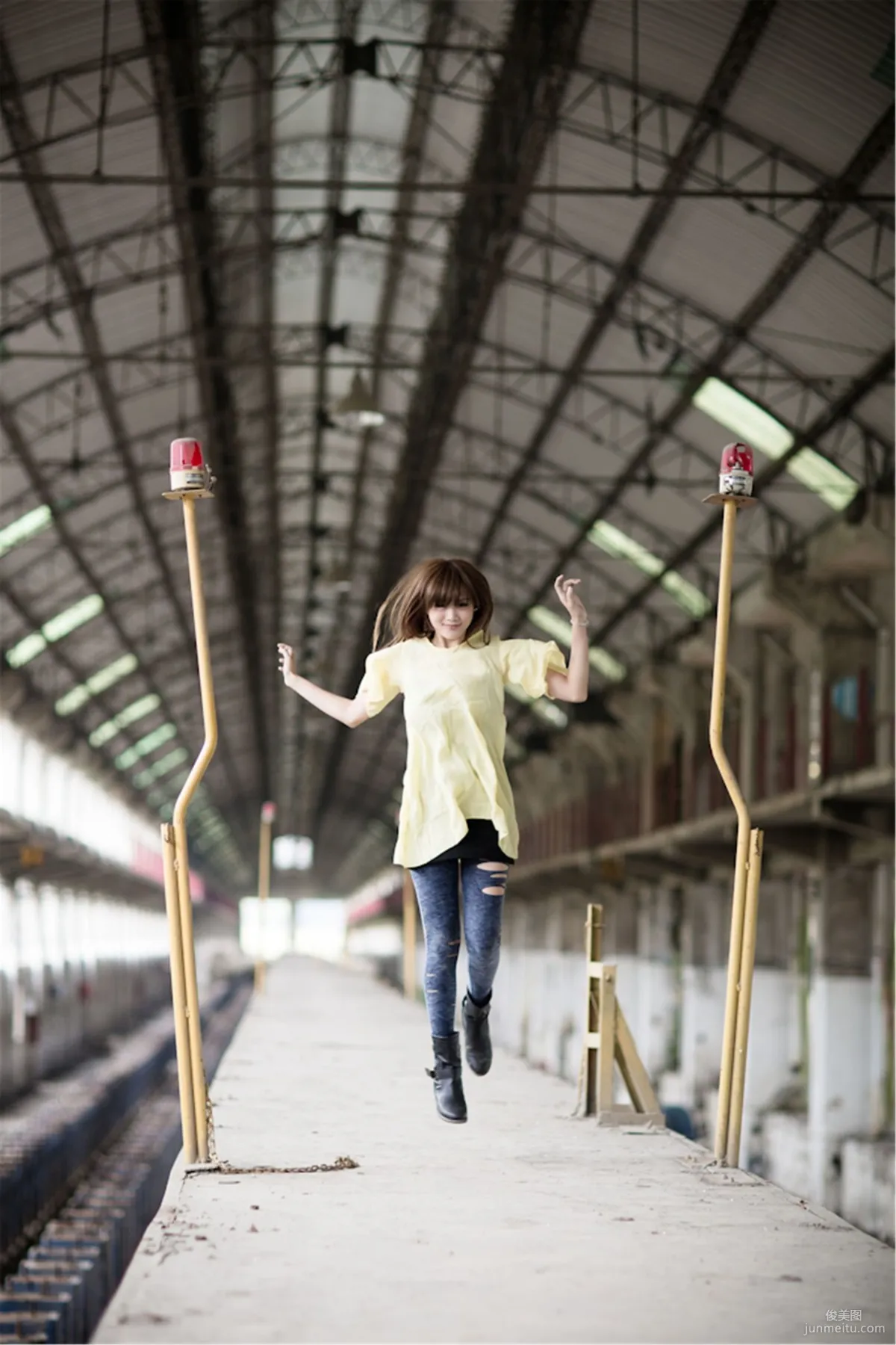 台湾美女模特熊維尼《南港废墟外拍》写真集2