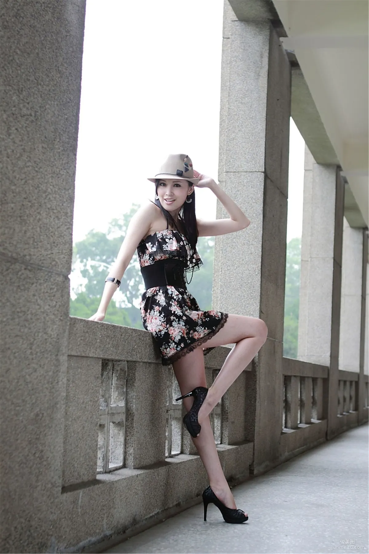台湾模特Avy杜可薇《时尚连衣裙街拍》写真集7