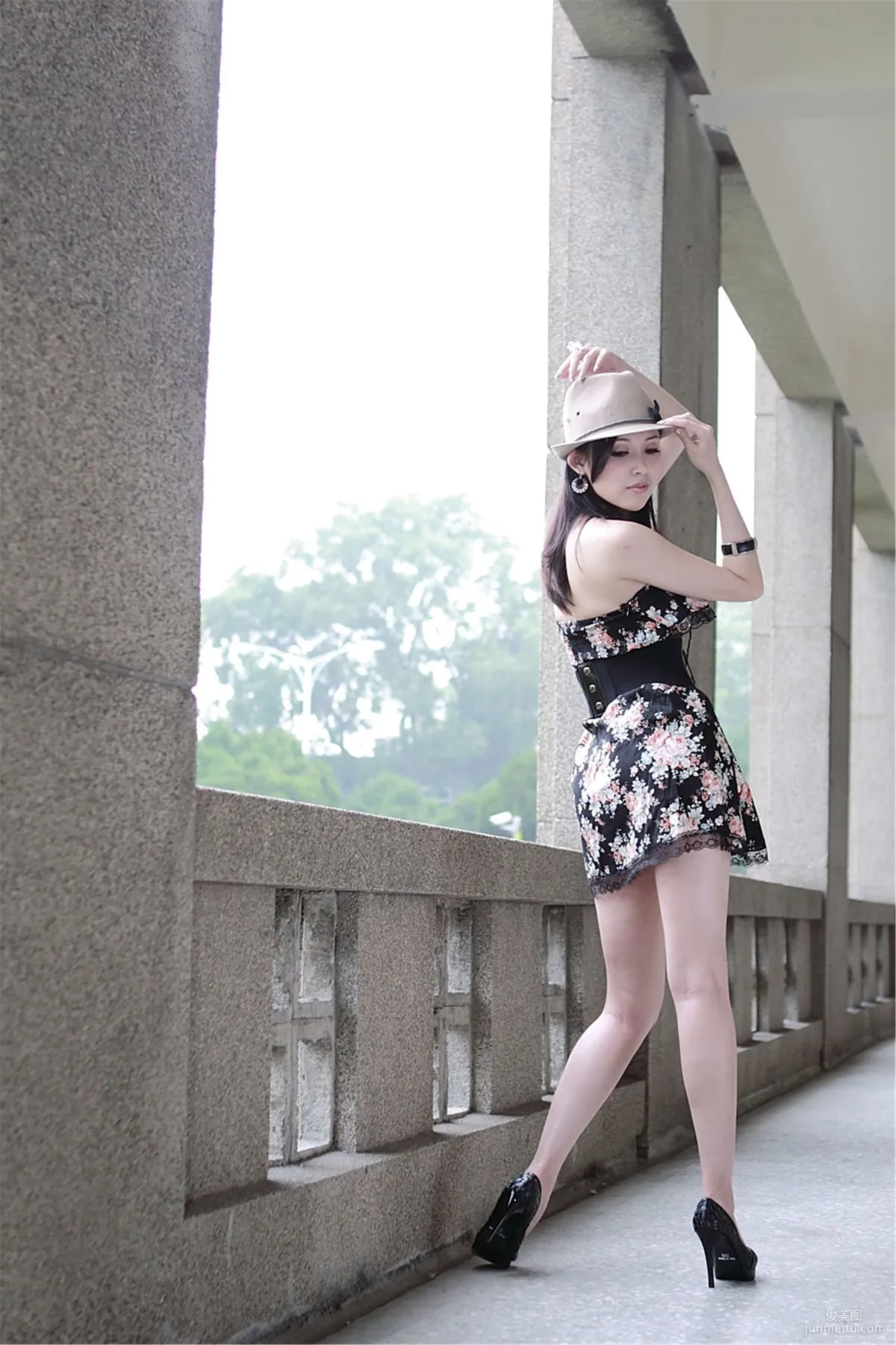 台湾模特Avy杜可薇《时尚连衣裙街拍》写真集16