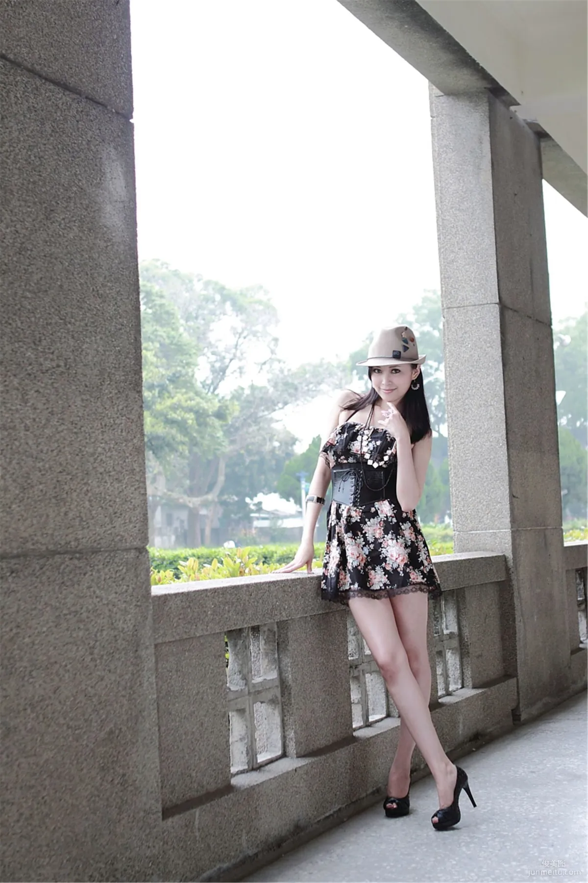 台湾模特Avy杜可薇《时尚连衣裙街拍》写真集2