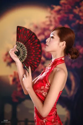 台灣女神Winnie小雪《古典紅色旗袍》寫真集