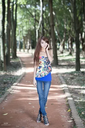 台湾美女妍安/吕芷葇《大安森林公園外拍》写真集