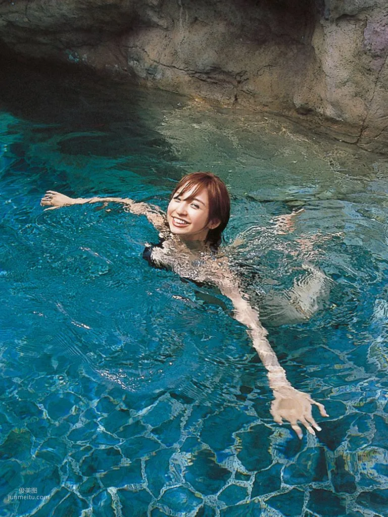 [Wanibooks] NO.51 Mariko Shinoda 篠田麻里子 写真集14