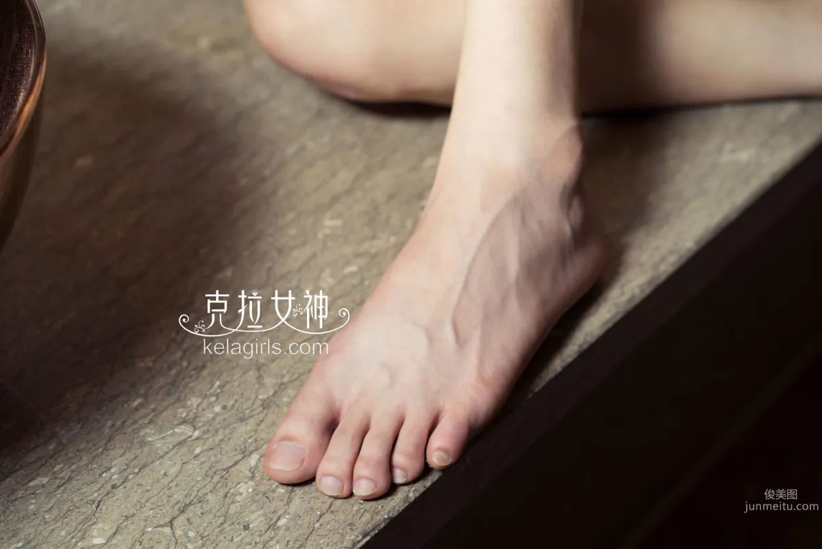 周拉拉《铜碗盛玉足》 [克拉女神] 写真集17