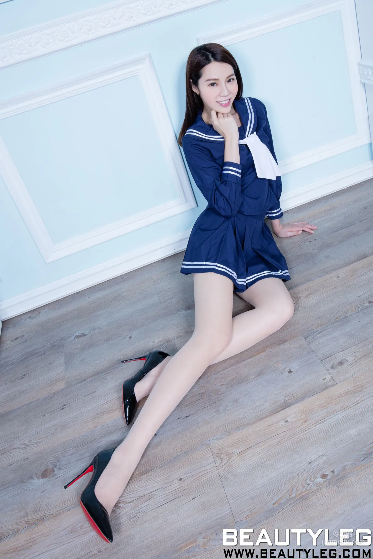 腿模Christine《水手服学生装+黑丝套裙》 [Beautyleg] No.1573 写真集11