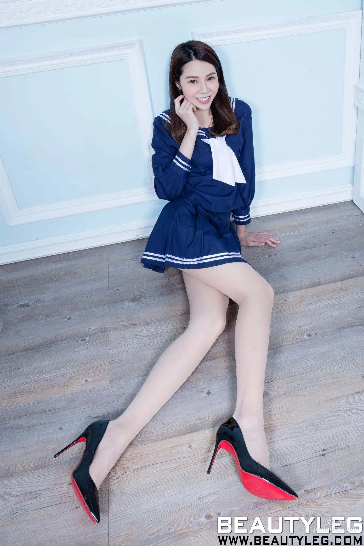 腿模Christine《水手服学生装+黑丝套裙》 [Beautyleg] No.1573 写真集12