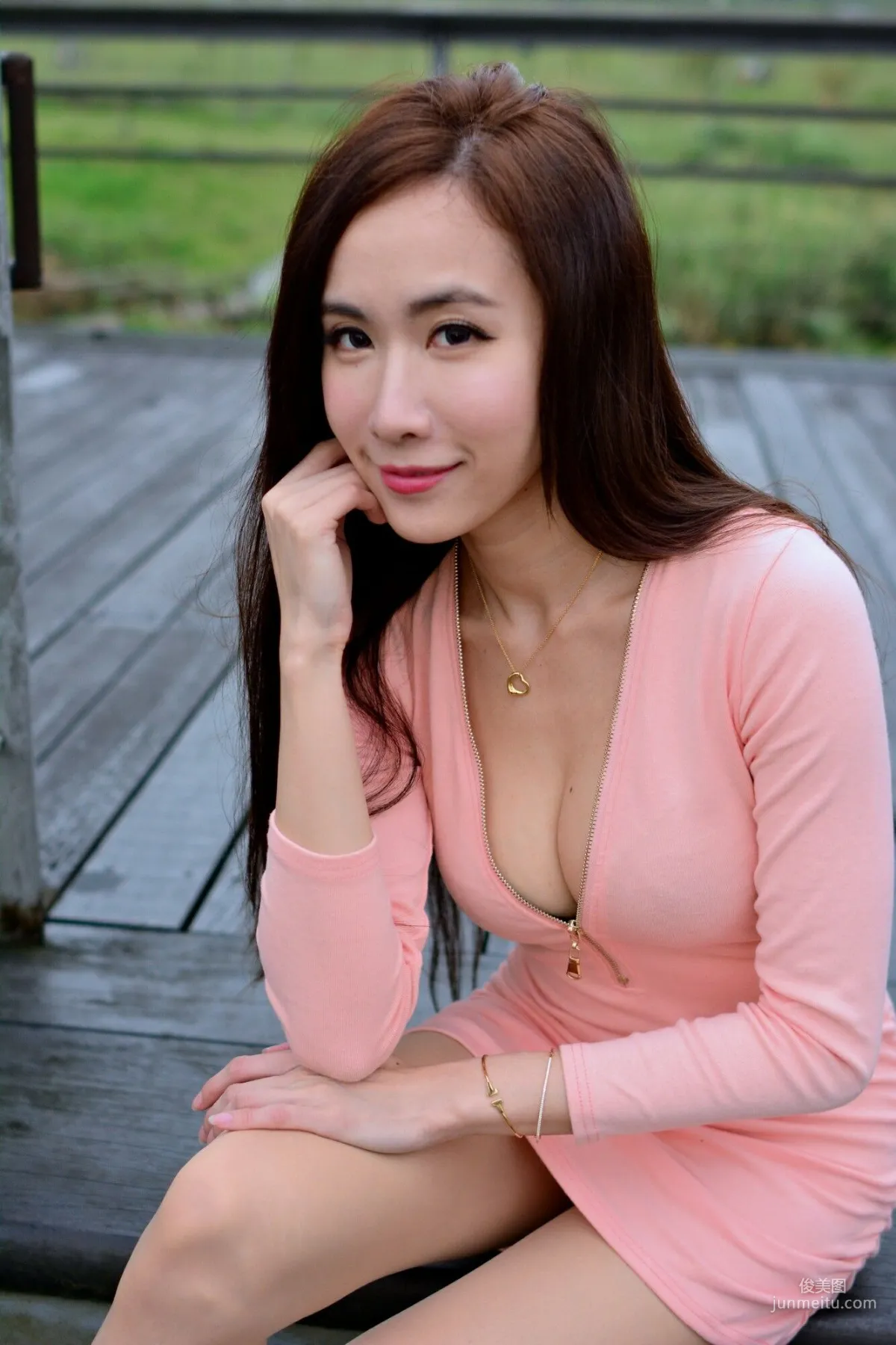 [台湾网红美女] Dora妍希《山水綠外拍（三套服装）》 写真集8