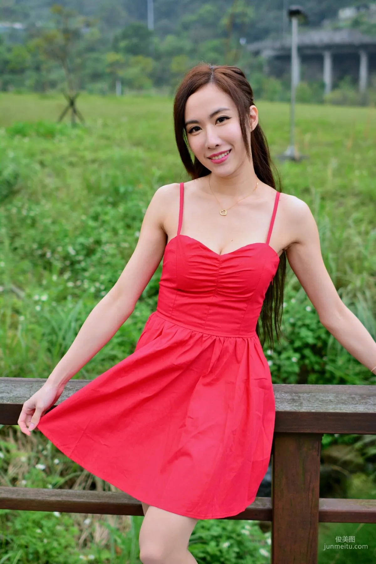 [台湾网红美女] Dora妍希《山水綠外拍（三套服装）》 写真集35