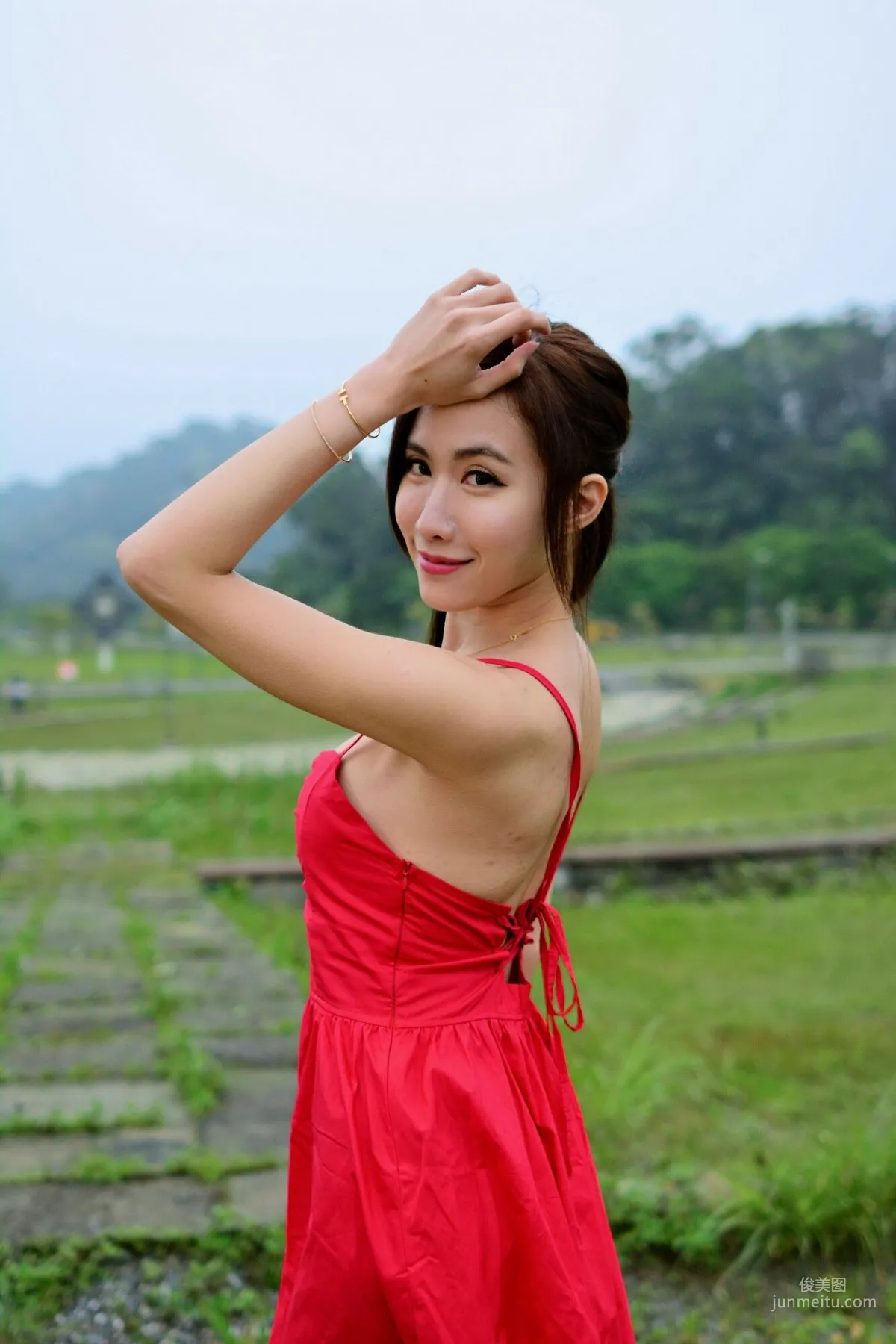 [台湾网红美女] Dora妍希《山水綠外拍（三套服装）》 写真集40