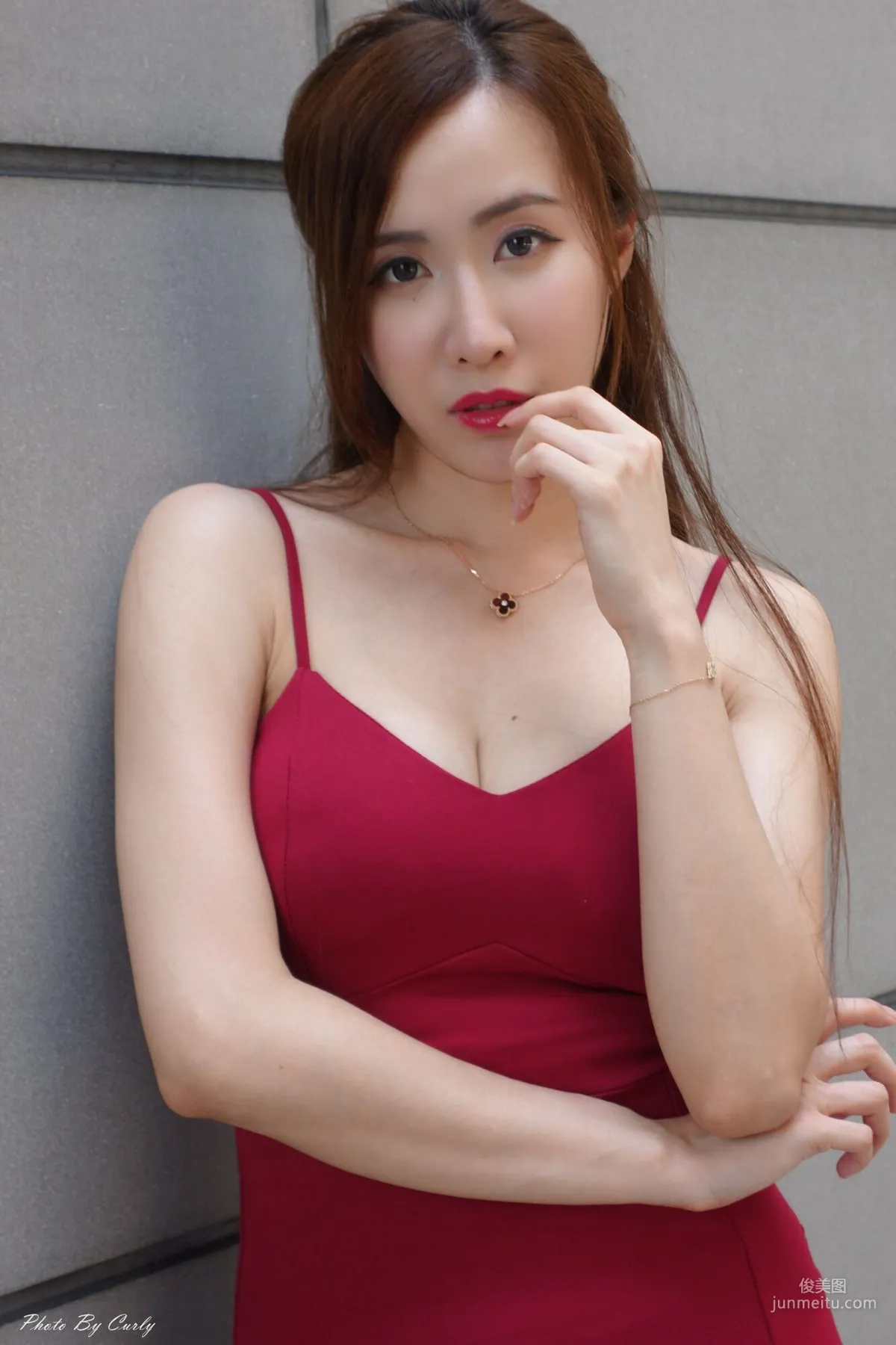 [台湾正妹] Dora妍希《高雄巨蛋~吊带包臀红裙》 写真集5
