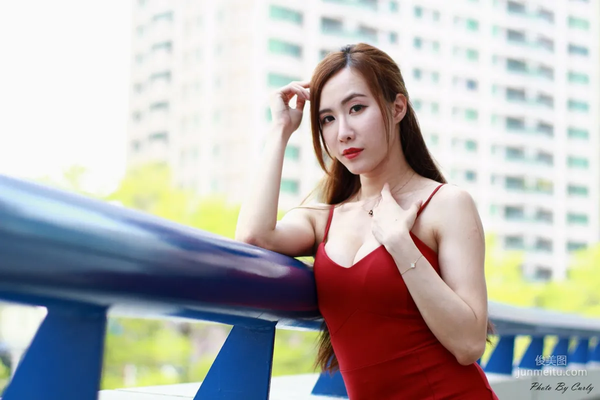 [台湾正妹] Dora妍希《高雄巨蛋~吊带包臀红裙》 写真集74