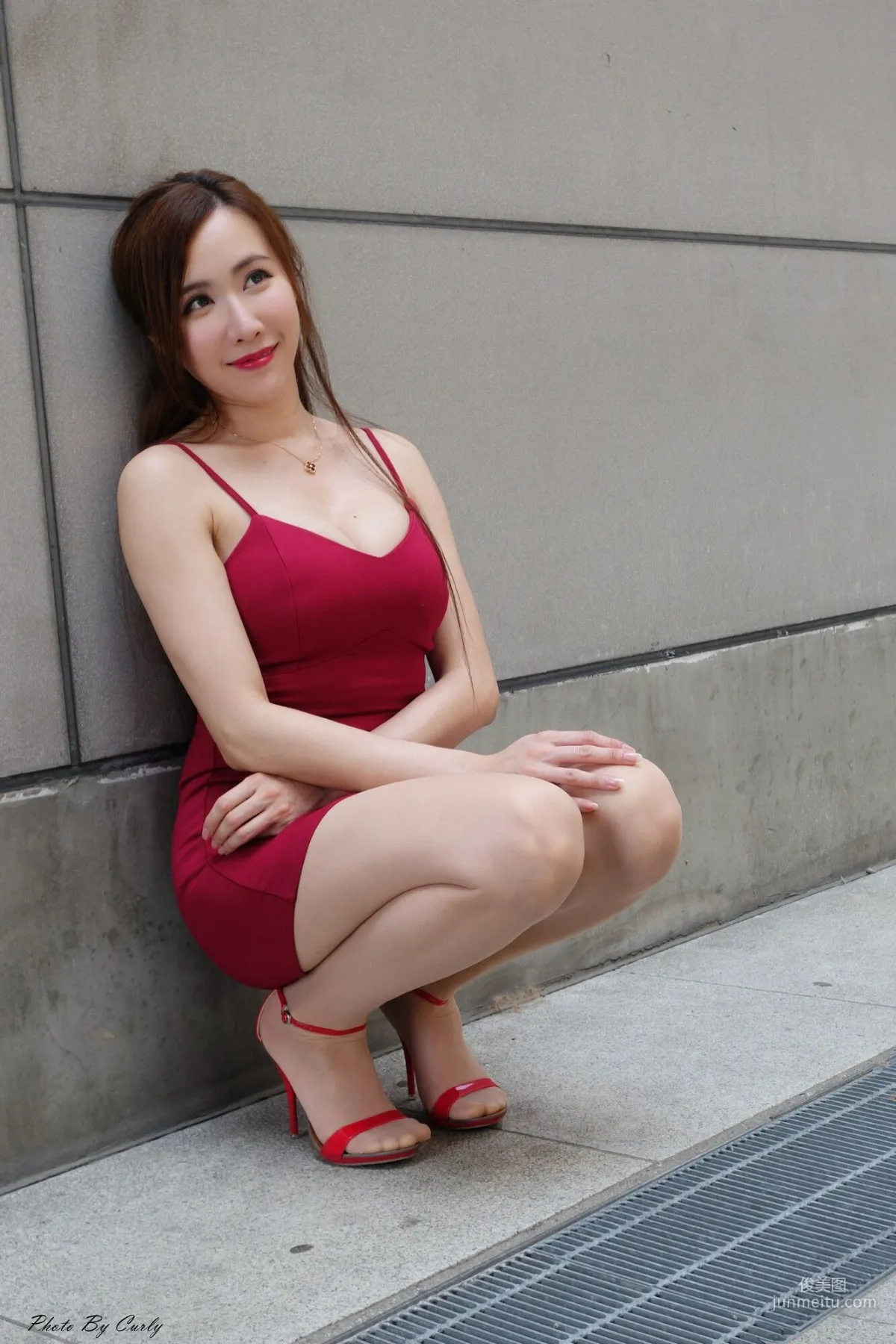 [台湾正妹] Dora妍希《高雄巨蛋~吊带包臀红裙》 写真集3