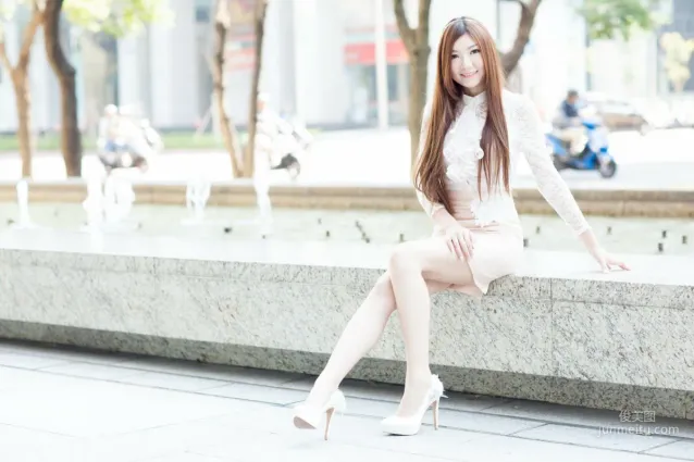 [台湾正妹] Michelle小羽《信義區街拍 蕾丝+包臀短裙》 写真集