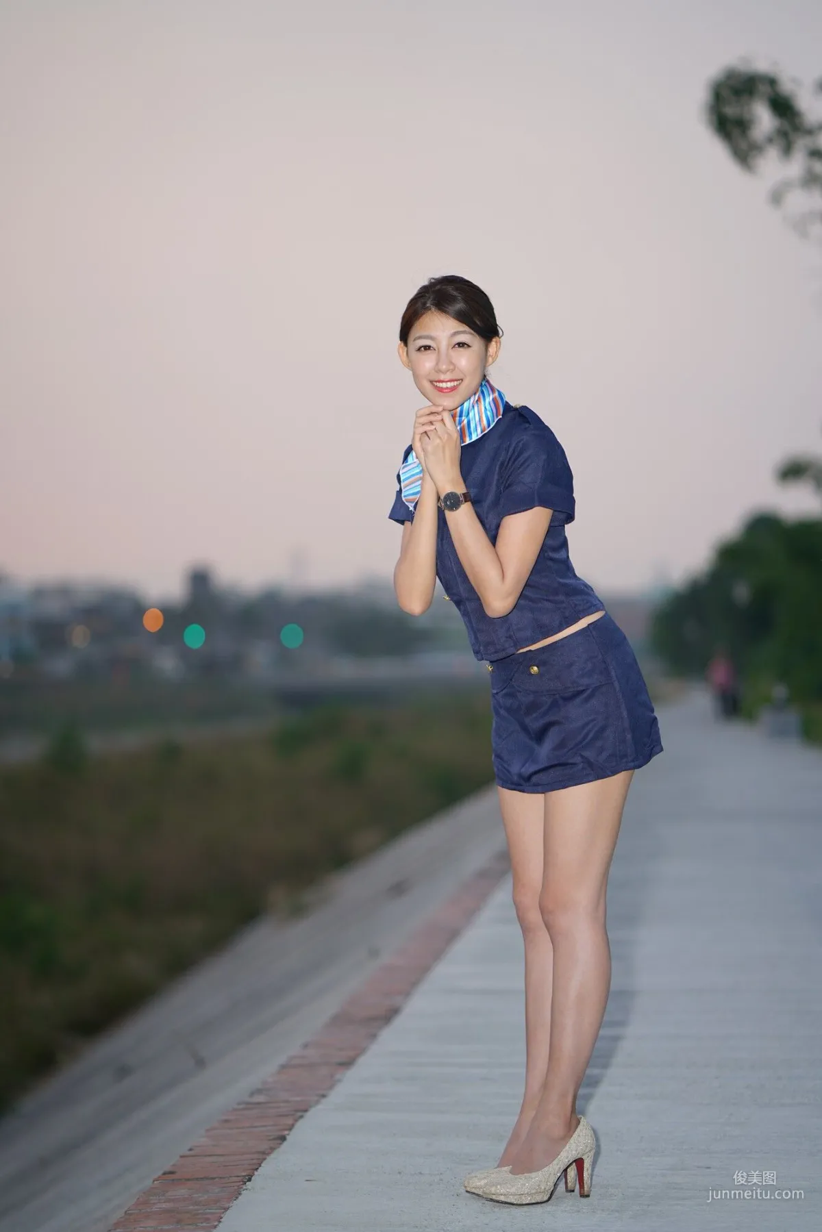 [台湾女神] 简嘉莹(小紫) 《光復新村～连衣裙+空姐装》 写真集34