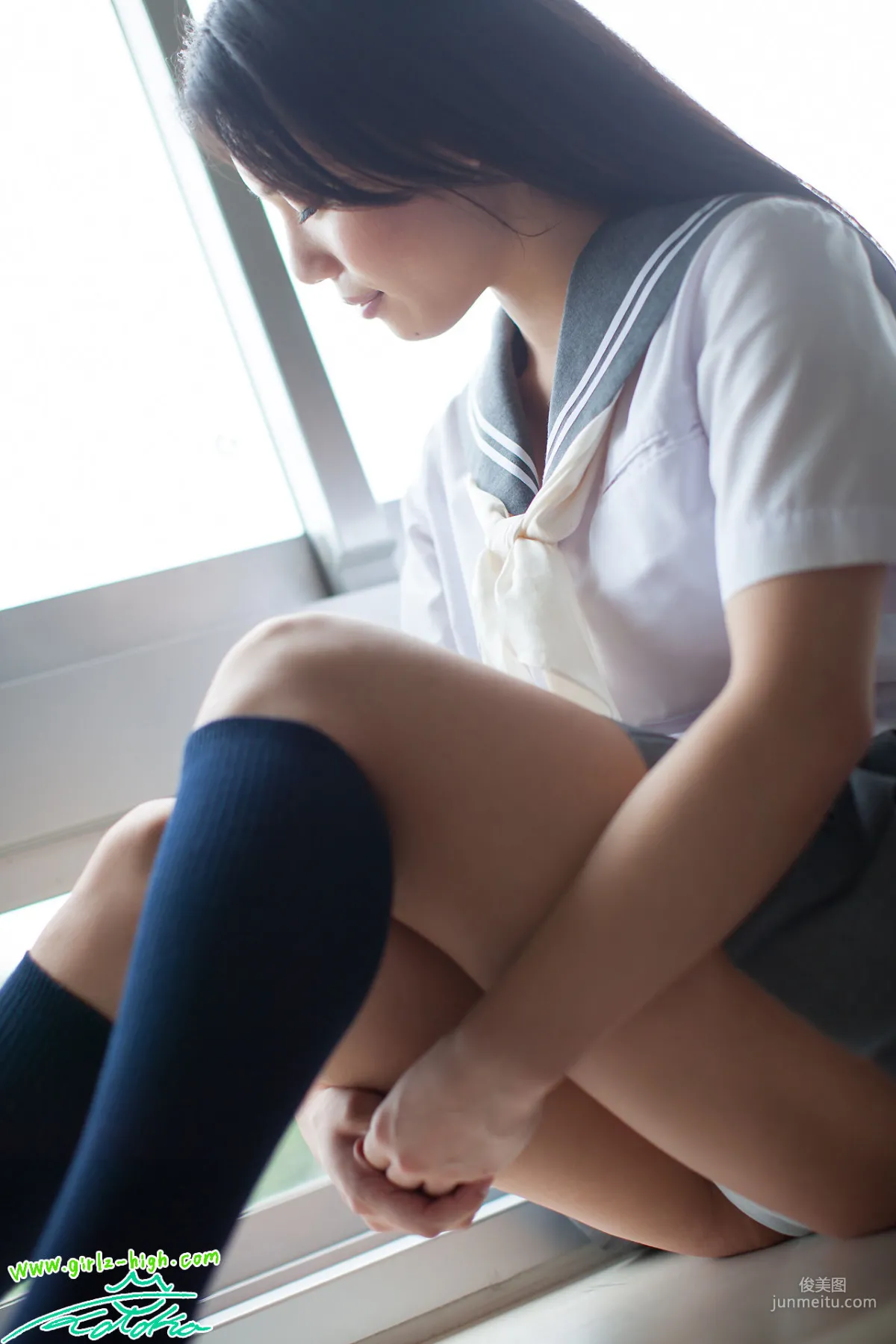 みね琴叶《どこ見てるの？》制服展開ビキニ [Girlz-High] 写真集10