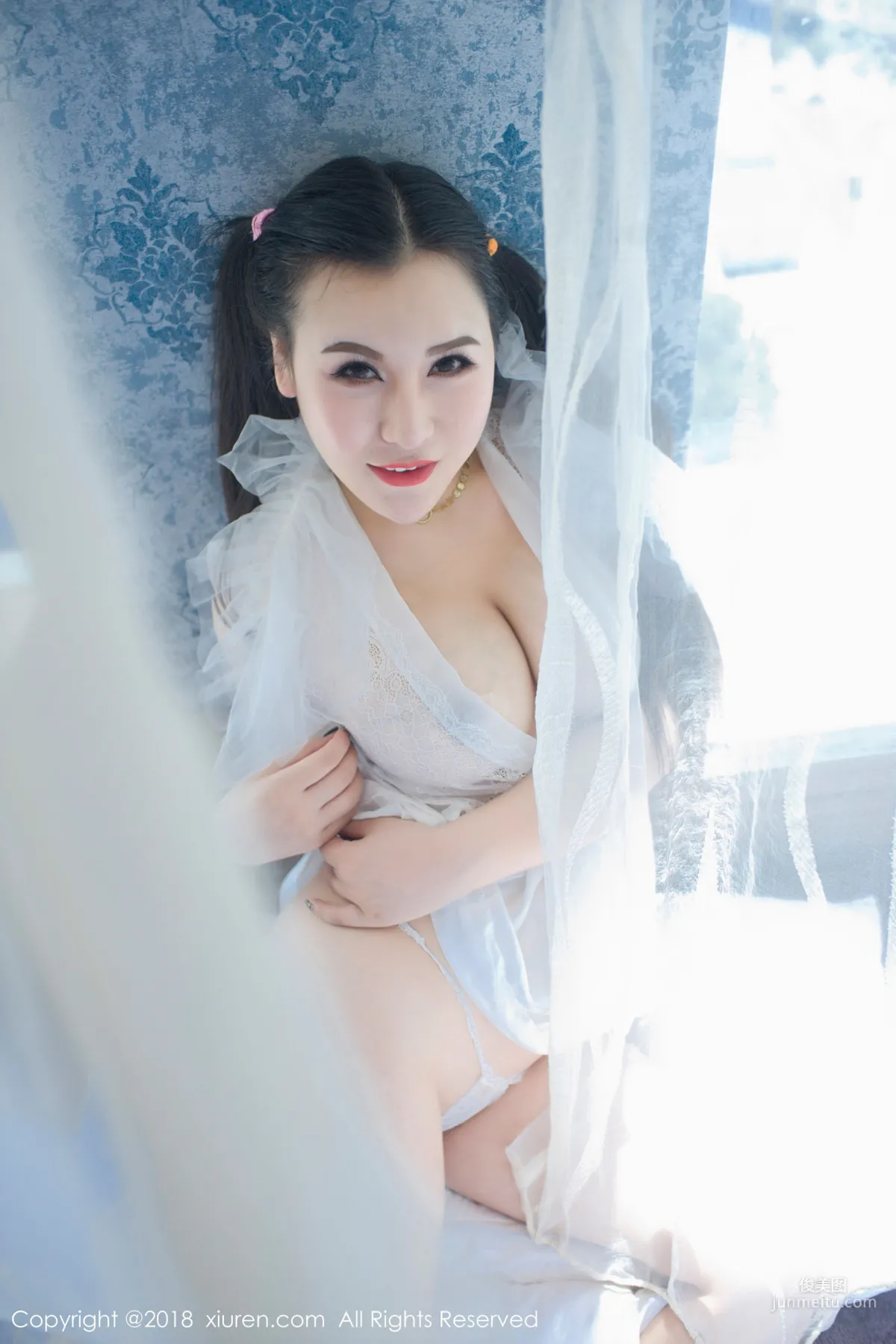 MODEL伊若《蕾丝开胸睡衣和蓝色死库水》 [秀人XIUREN] No.1034 写真集19