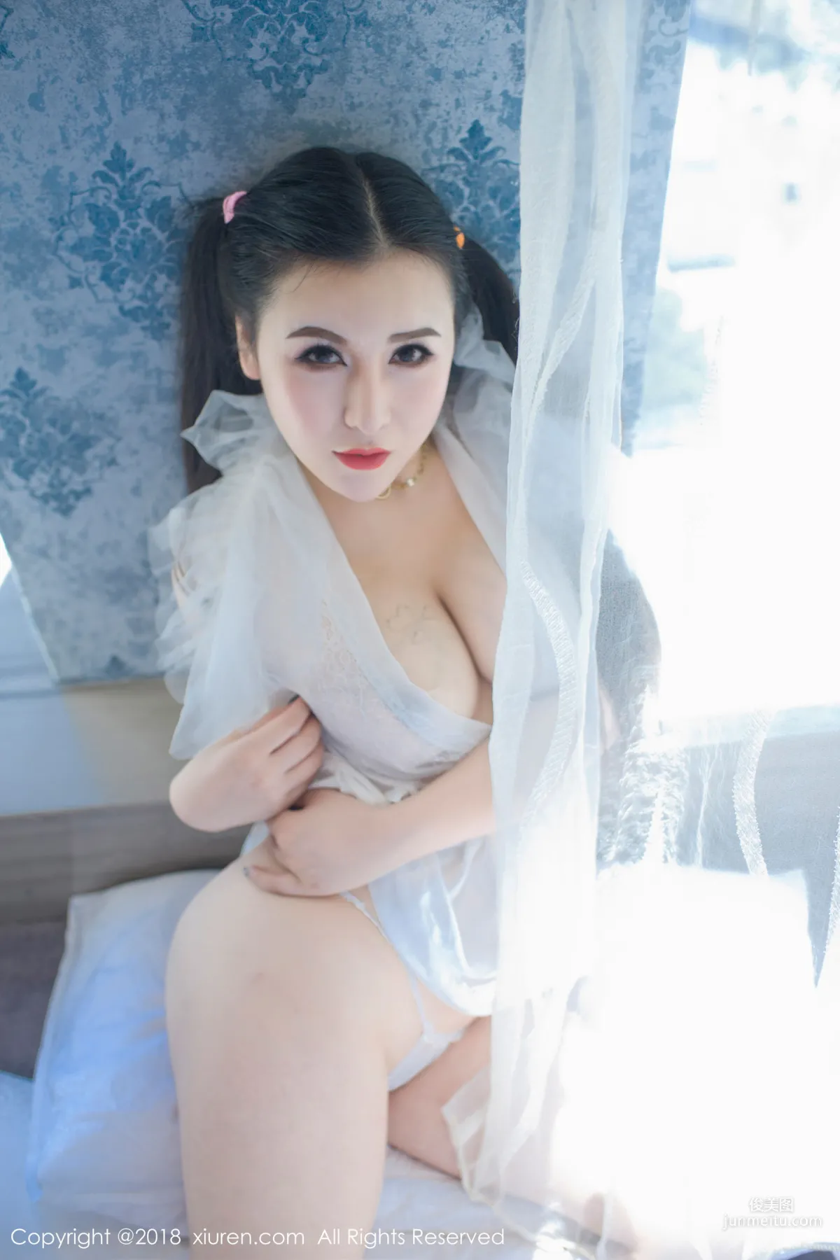 MODEL伊若《蕾丝开胸睡衣和蓝色死库水》 [秀人XIUREN] No.1034 写真集18