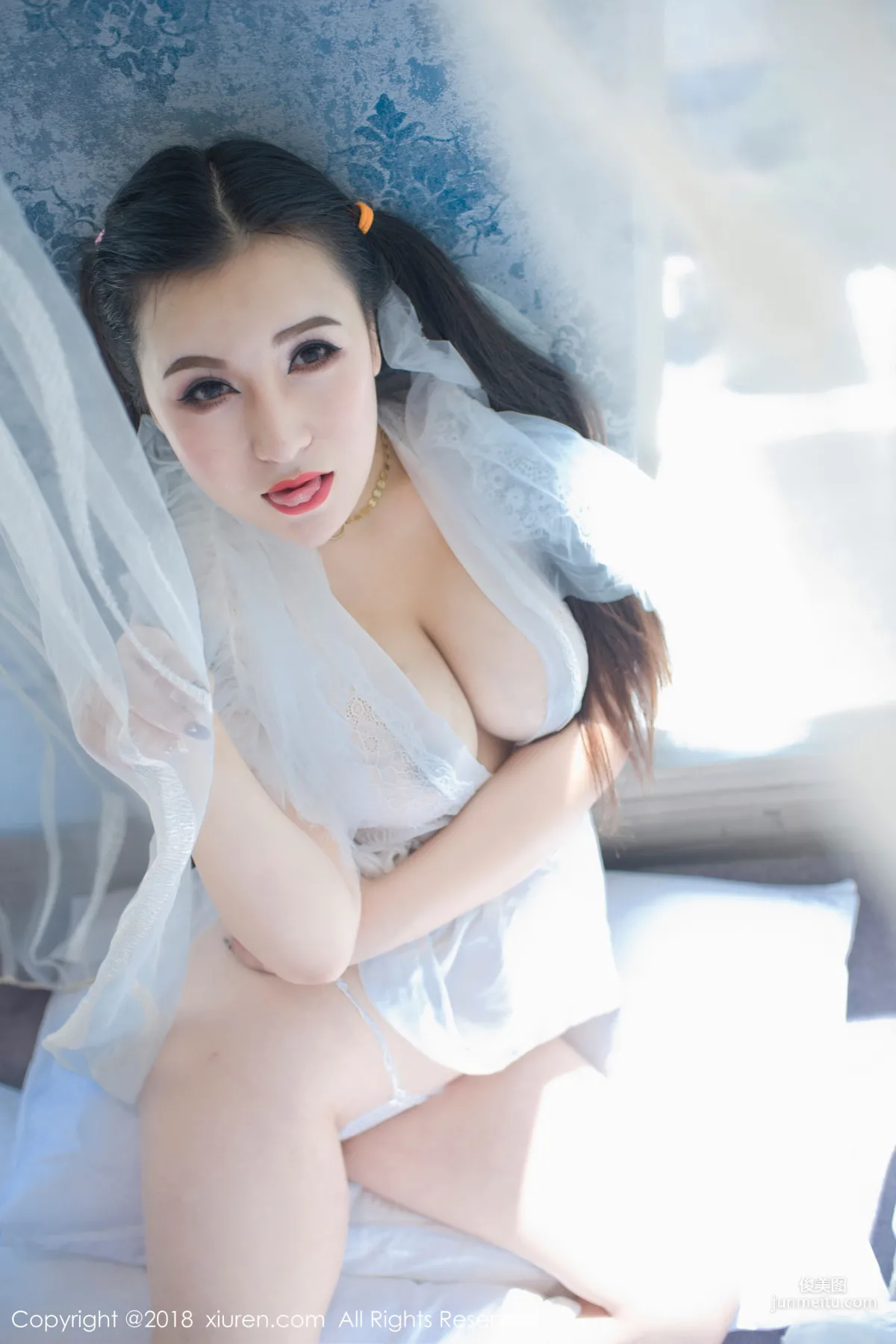 MODEL伊若《蕾丝开胸睡衣和蓝色死库水》 [秀人XIUREN] No.1034 写真集22