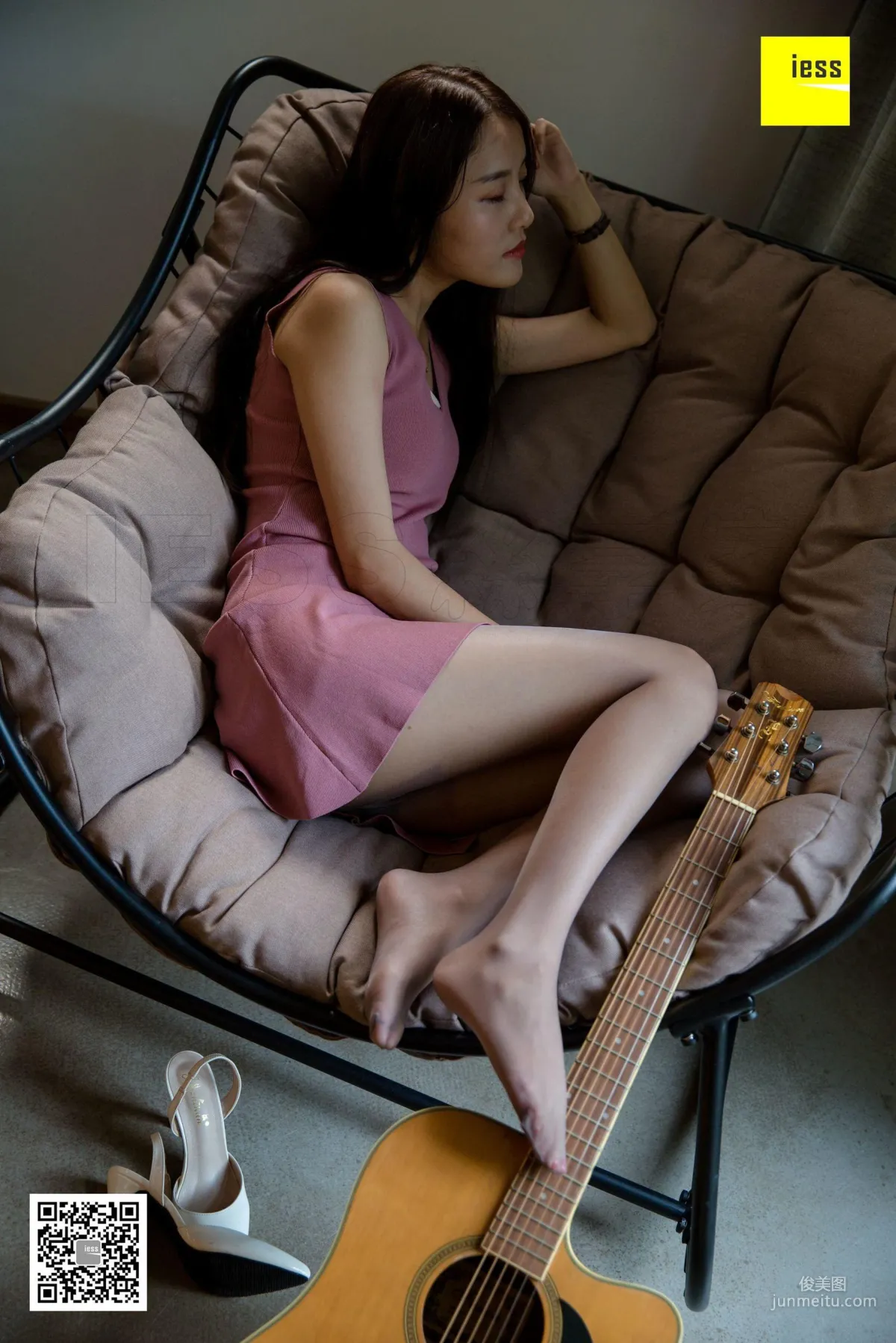 婉萍 《弹吉他的灰丝少女》 [异思趣向IESS] 丝享家312 美腿美足写真集49