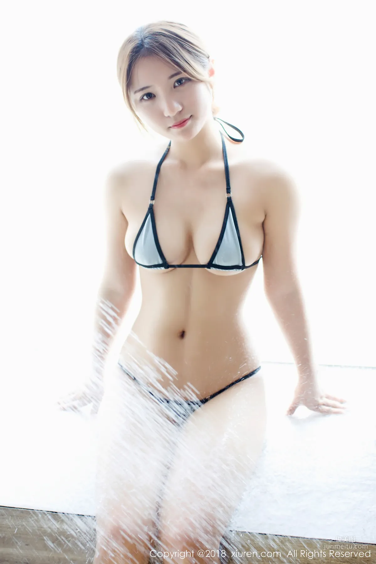 久久Aimee《蓝色比基尼 淋雨和黑色蕾丝女仆装》 [秀人XIUREN] No.1225 写真集2