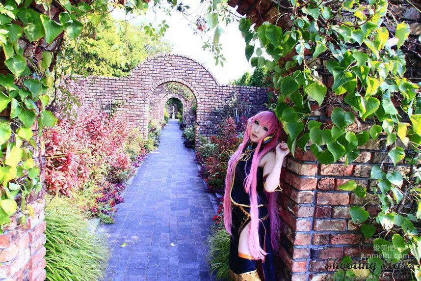 绫香 (Sakuサク) 《VOCALOID》 Megurine Luka [Shooting Star's] 写真集22