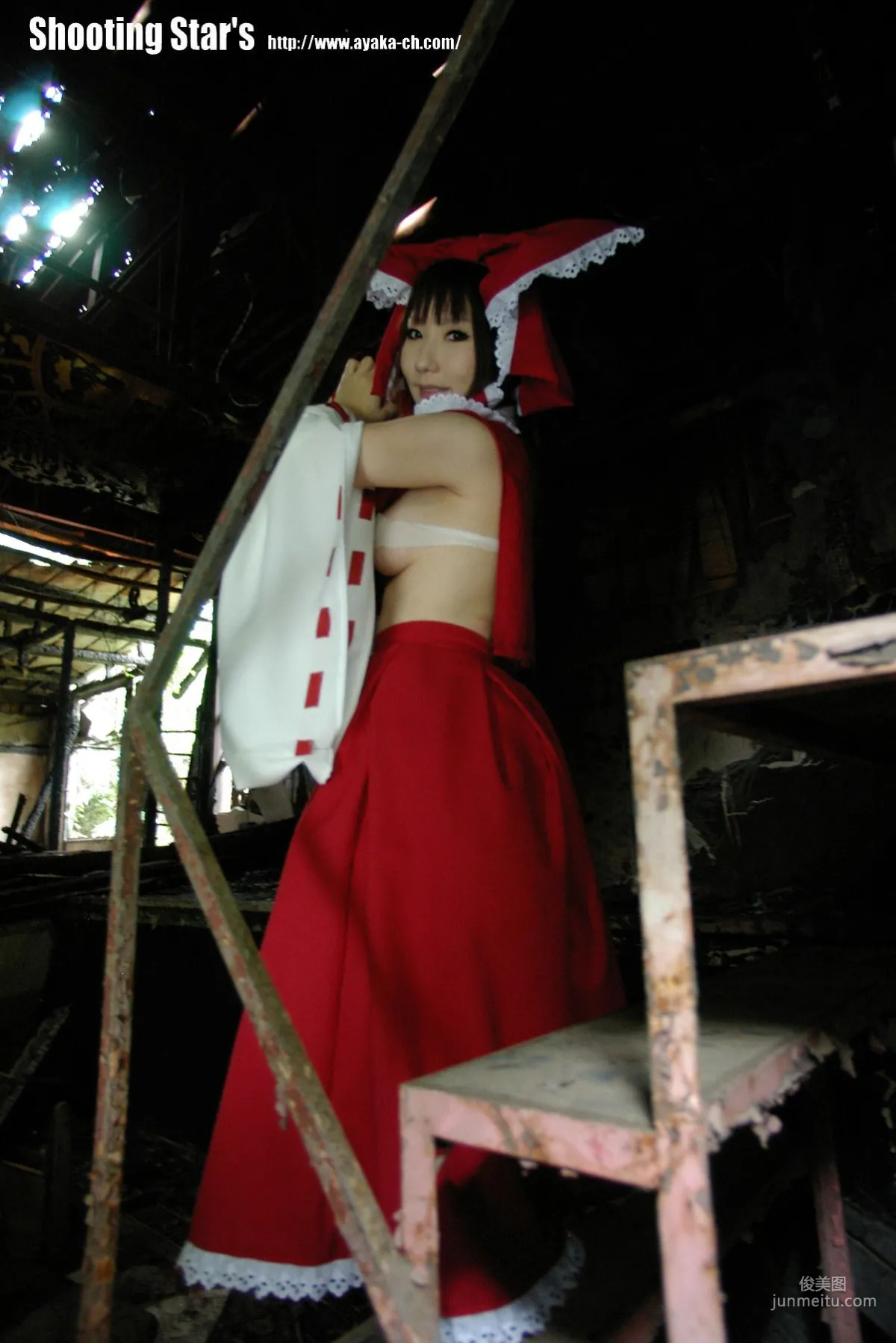 绫香 (Saku サク) 《東方Project》博麗霊夢 Reimu Hakurei 写真集32