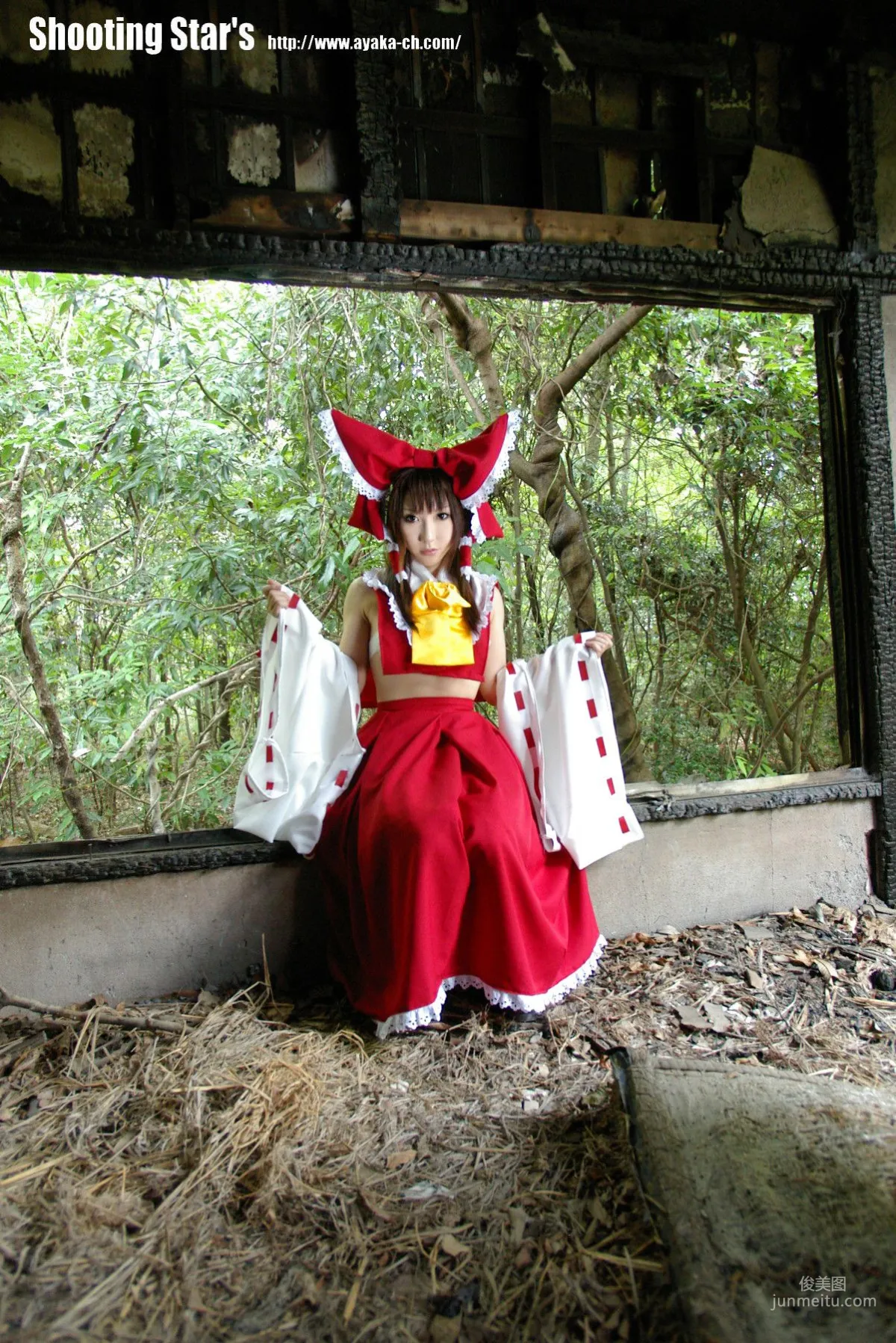 绫香 (Saku サク) 《東方Project》博麗霊夢 Reimu Hakurei 写真集43