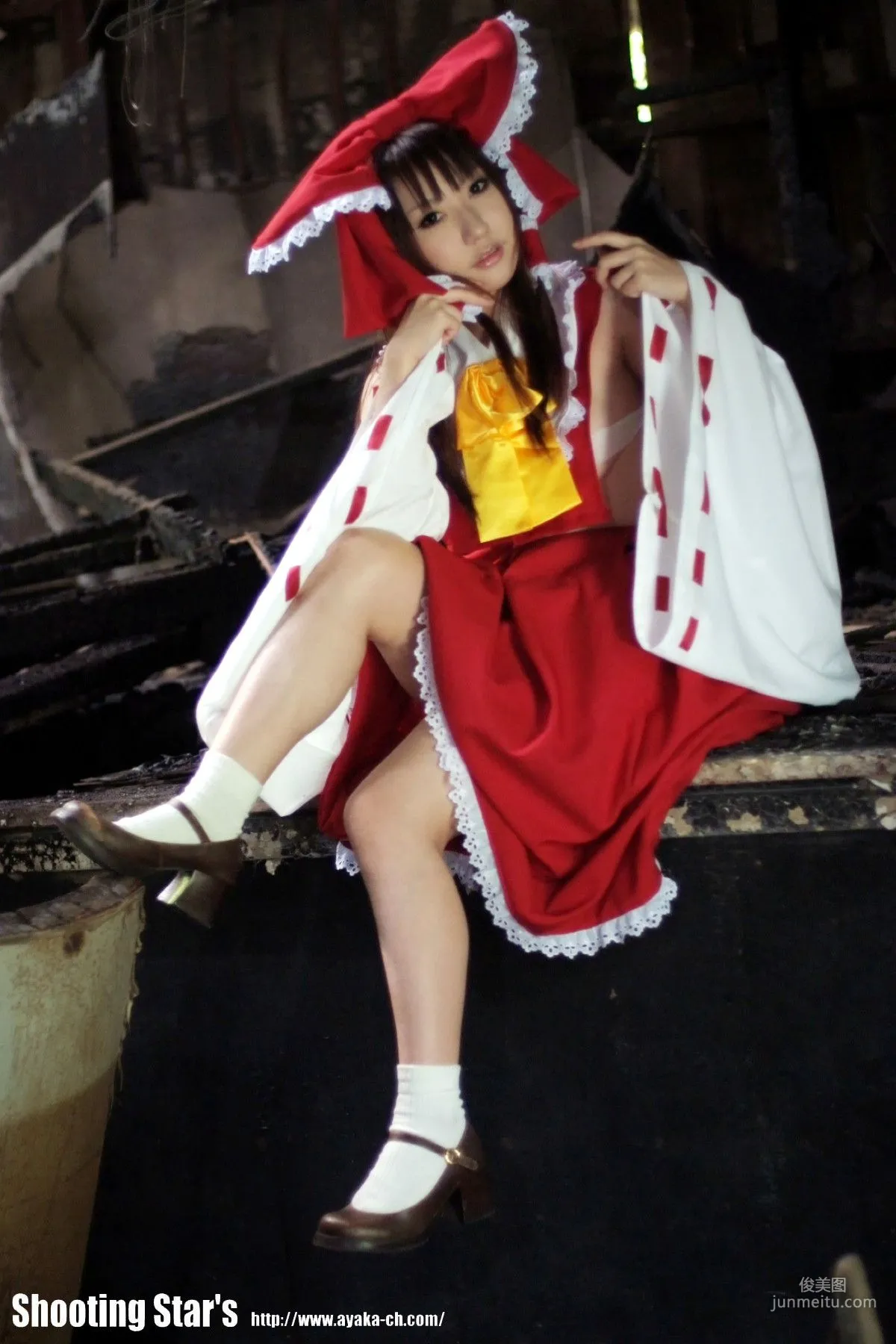 绫香 (Saku サク) 《東方Project》博麗霊夢 Reimu Hakurei 写真集63