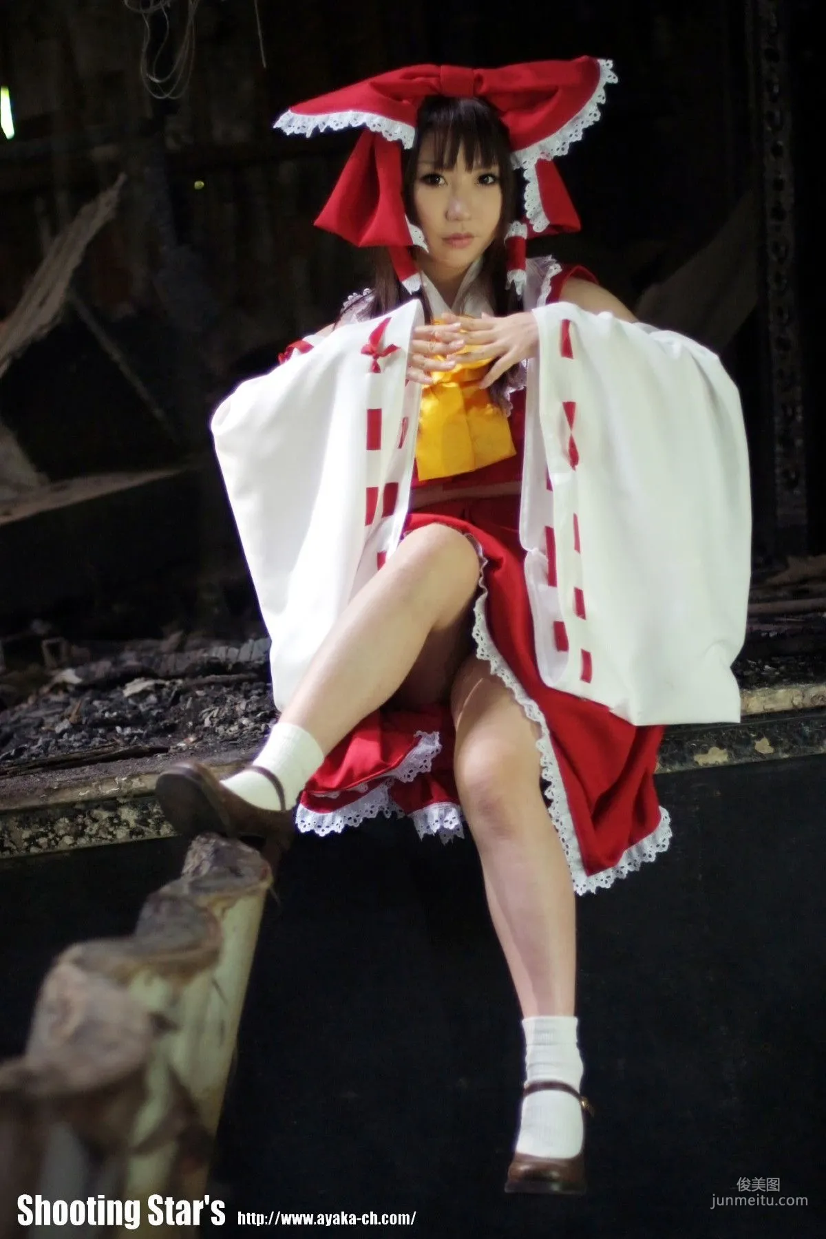 绫香 (Saku サク) 《東方Project》博麗霊夢 Reimu Hakurei 写真集54