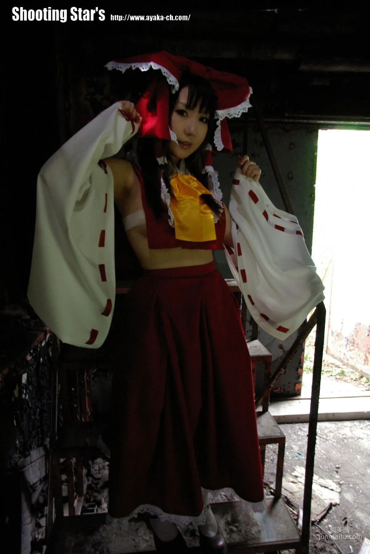 绫香 (Saku サク) 《東方Project》博麗霊夢 Reimu Hakurei 写真集28