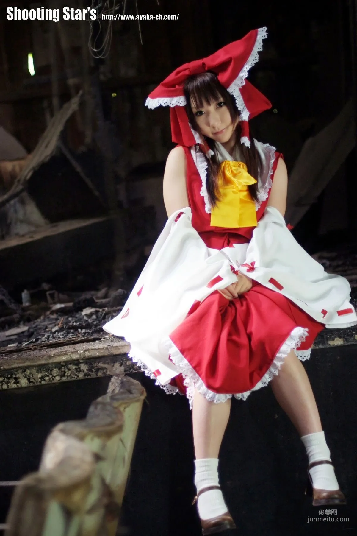 绫香 (Saku サク) 《東方Project》博麗霊夢 Reimu Hakurei 写真集56