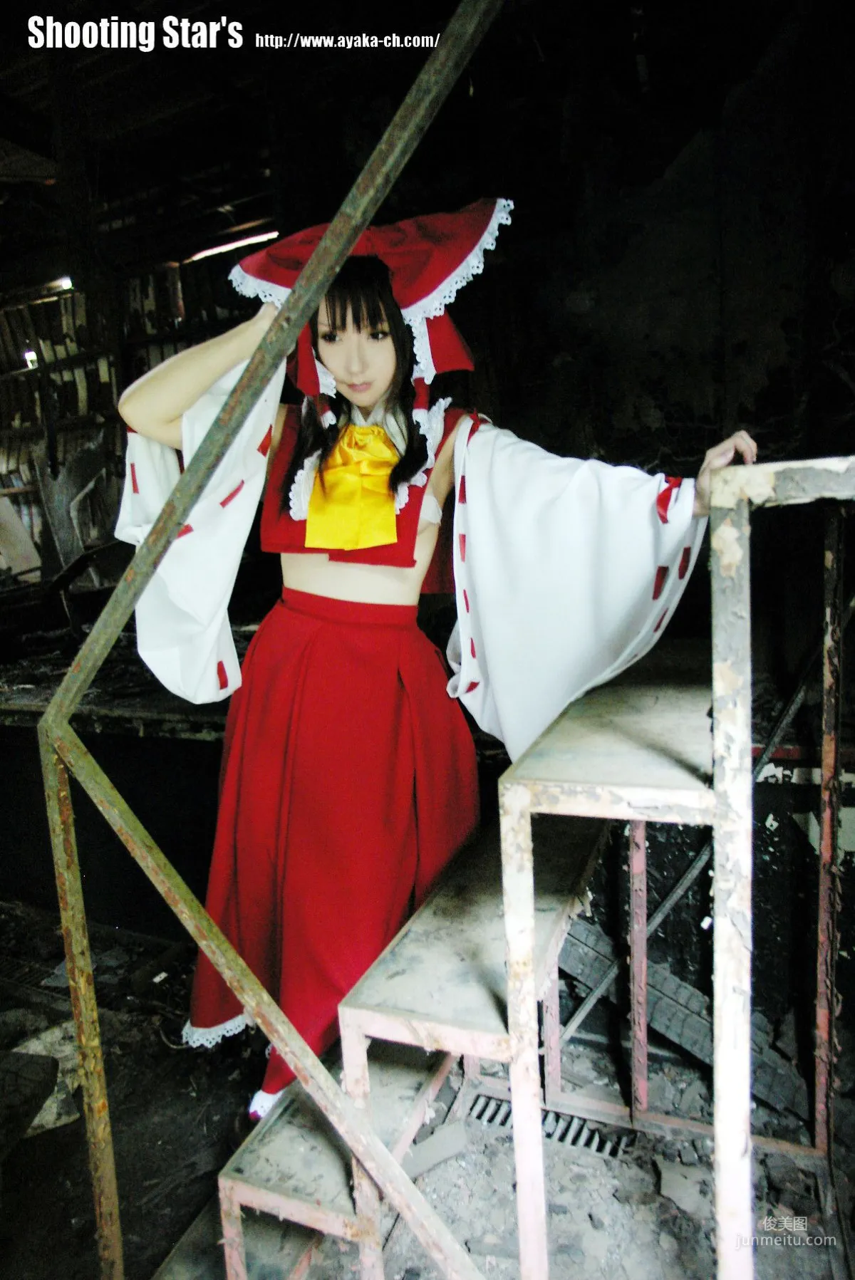 绫香 (Saku サク) 《東方Project》博麗霊夢 Reimu Hakurei 写真集29