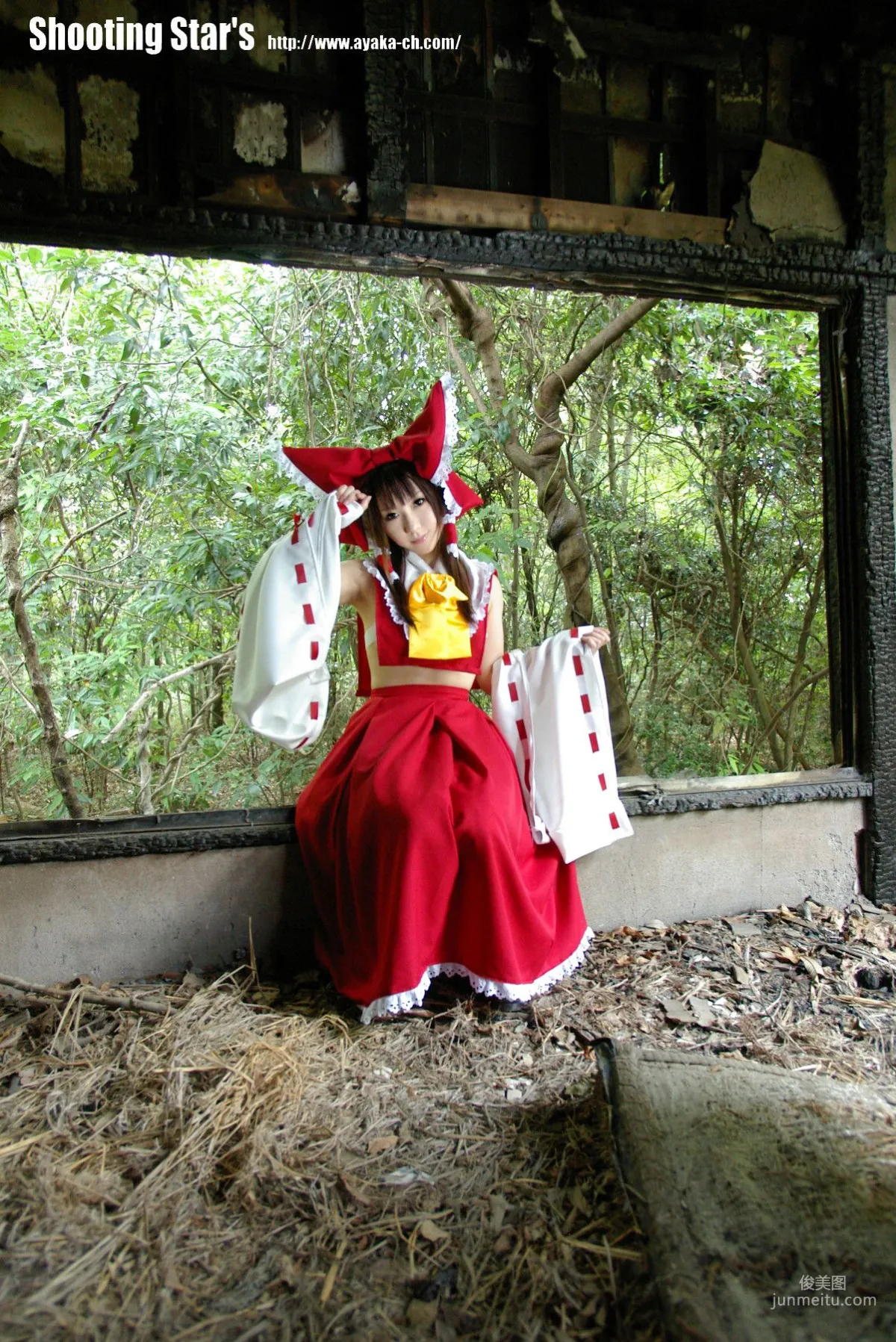 绫香 (Saku サク) 《東方Project》博麗霊夢 Reimu Hakurei 写真集44